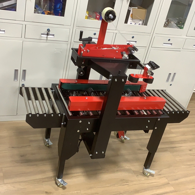Elektrisch aangedreven semi-automatische behuizing kartonnen doos taping sealer met een enkel universele wiel